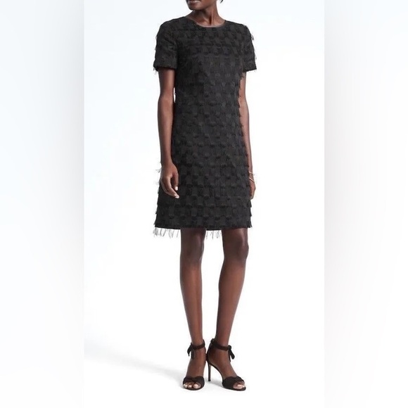 Banana Republic Dresses & Skirts - Banana Republic Short Sleeve Fringe-Dot Shift Dress Zipper Back Size 4 Black